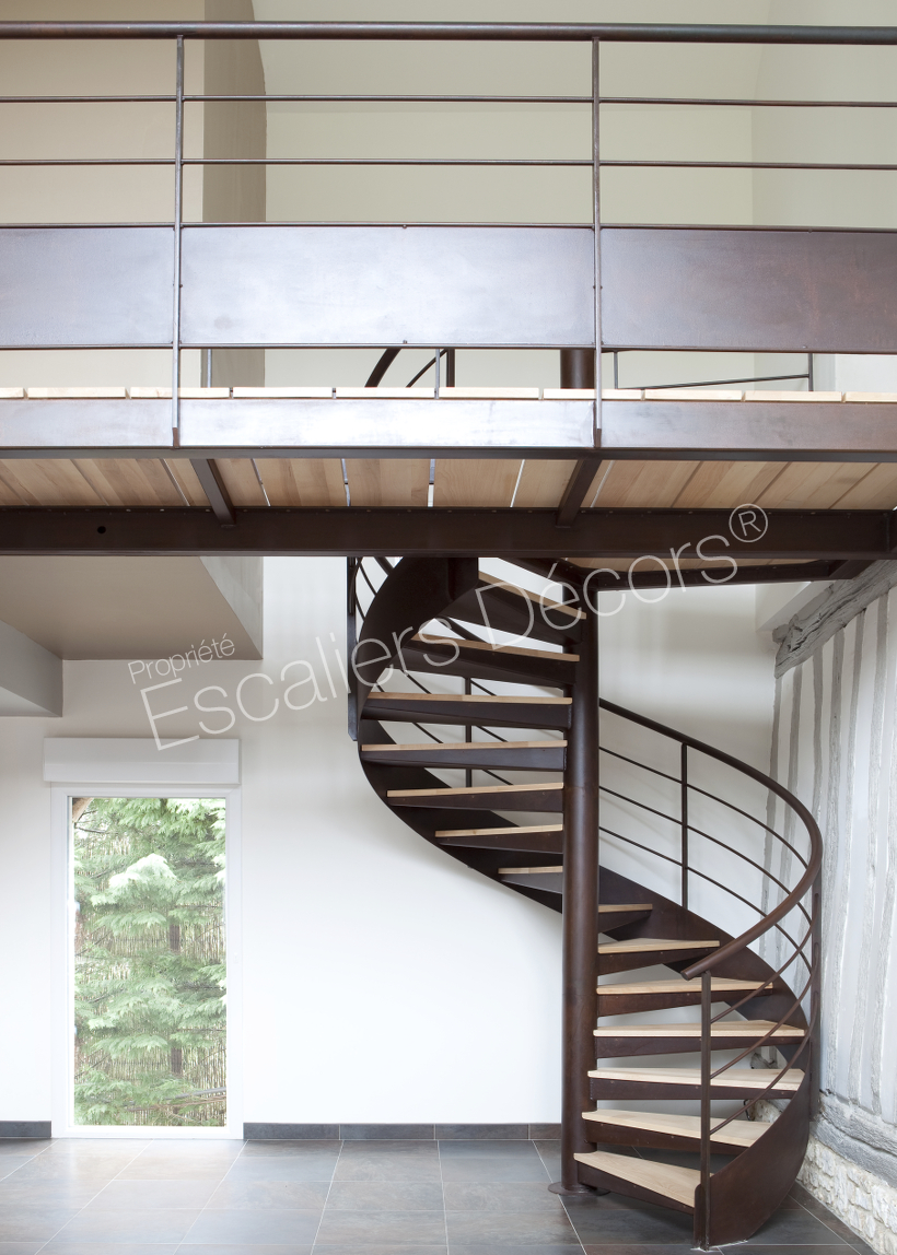 Photo SH31 - Delta Loft colimaçon contemporain avec limon. Escalier sur mesure d'intérieur hélicoïdal au design contemporain et passerelle en métal et bois.